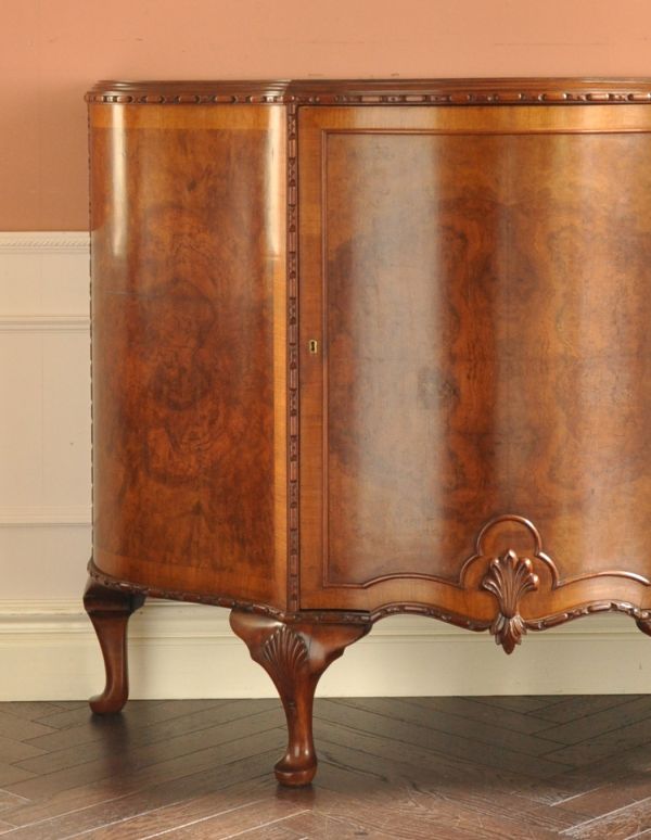 アンティークのキャビネット　アンティーク家具　ウォルナット材のアンティーク家具、スラッと脚長のカップボード。品のあるウォルナット材の木目は、落ち着きがあって優しい印象を与えてくれます。(k-1178-f)