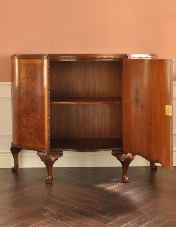 アンティークのキャビネット　アンティーク家具　ウォルナット材のアンティーク家具、スラッと脚長のカップボード。DVDやCD、雑誌やA4ファイルなどの収納もできます。(k-1178-f)