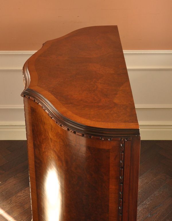 アンティークのキャビネット　アンティーク家具　ウォルナット材のアンティーク家具、スラッと脚長のカップボード。天板もキレイな状態で仕上げてあります。(k-1178-f)