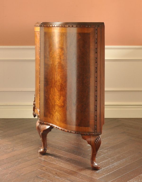 アンティークのキャビネット　アンティーク家具　ウォルナット材のアンティーク家具、スラッと脚長のカップボード。丈夫に作られているので、安心してお使いいただけます。(k-1178-f)