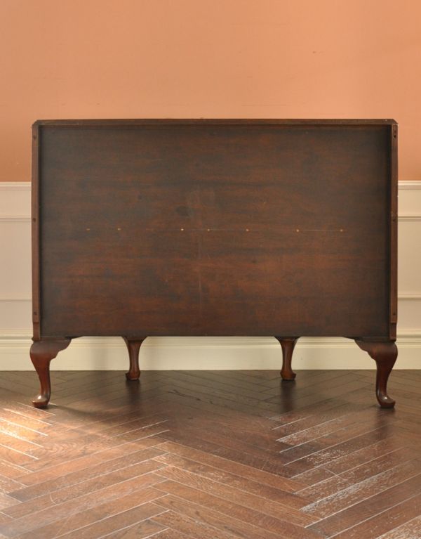 アンティークのキャビネット　アンティーク家具　ウォルナット材のアンティーク家具、スラッと脚長のカップボード。きちんとメンテナンスしてあるので、裏側もキレイです。(k-1178-f)