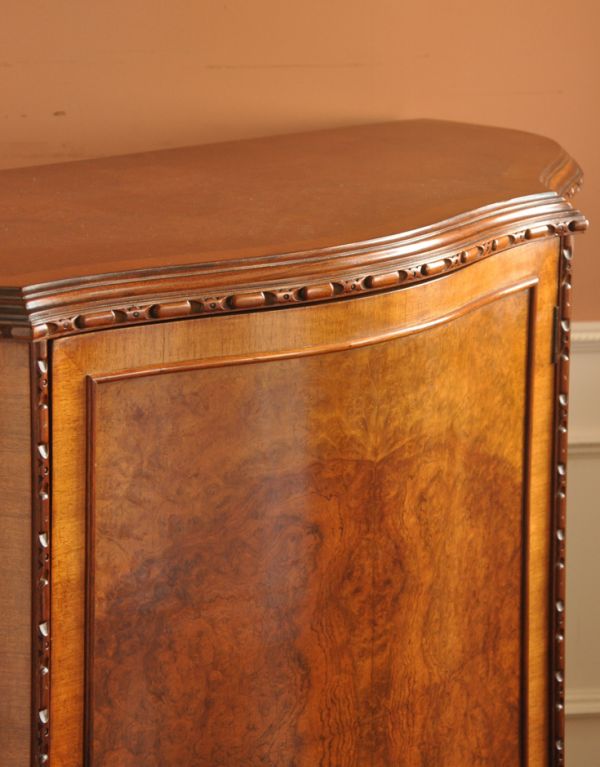 アンティークのキャビネット　アンティーク家具　ウォルナット材のアンティーク家具、スラッと脚長のカップボード。風格と品があるので、リビングはもちろん、和室や書斎、客間にも最適。(k-1178-f)