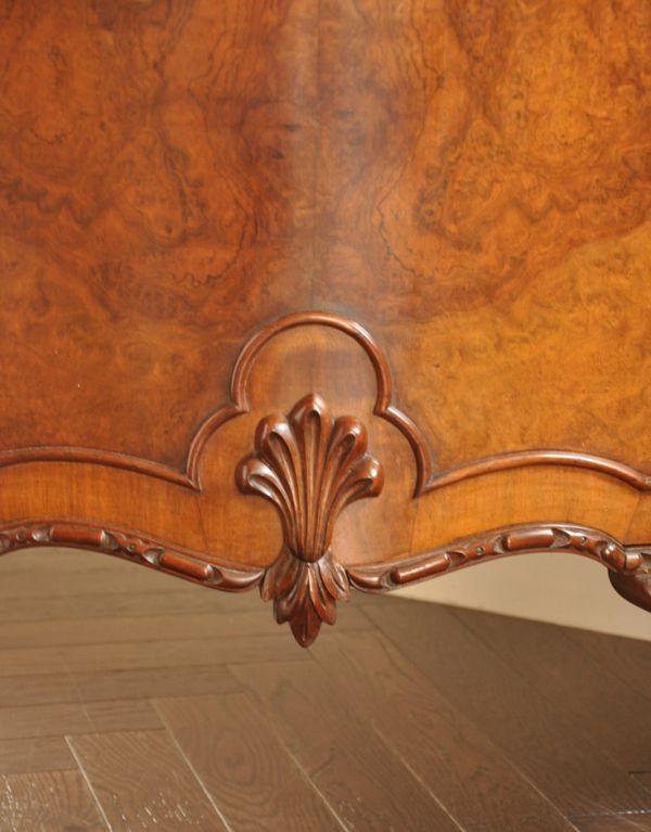 アンティークのキャビネット　アンティーク家具　ウォルナット材のアンティーク家具、スラッと脚長のカップボード。隅々までたっぷりと装飾が施され、華やかでリッチな印象です。(k-1178-f)