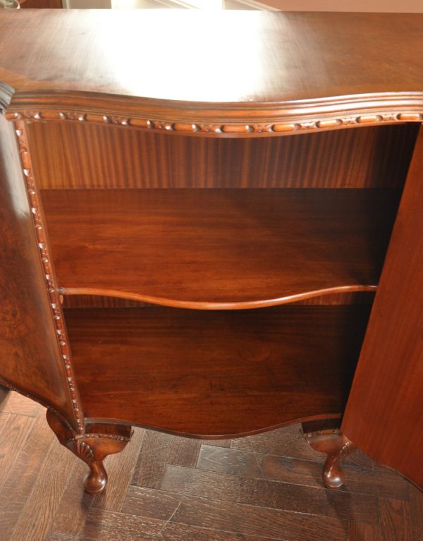 アンティークのキャビネット　アンティーク家具　ウォルナット材のアンティーク家具、スラッと脚長のカップボード。中もしっかりメンテナンスしてありますので安心してお使い下さい。(k-1178-f)