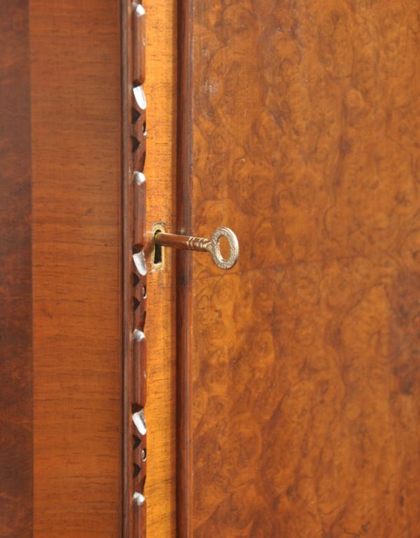 アンティークのキャビネット　アンティーク家具　ウォルナット材のアンティーク家具、スラッと脚長のカップボード。鍵を引っ掛けて取っ手のようにして開閉してください。(k-1178-f)