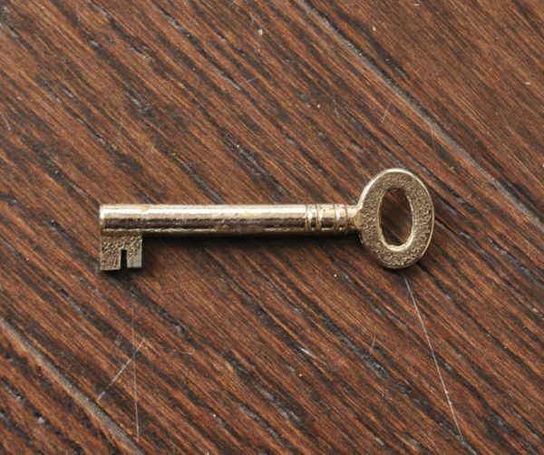 アンティークのキャビネット　アンティーク家具　ウォルナット材のアンティーク家具、スラッと脚長のカップボード。アンティークの鍵です。(k-1178-f)