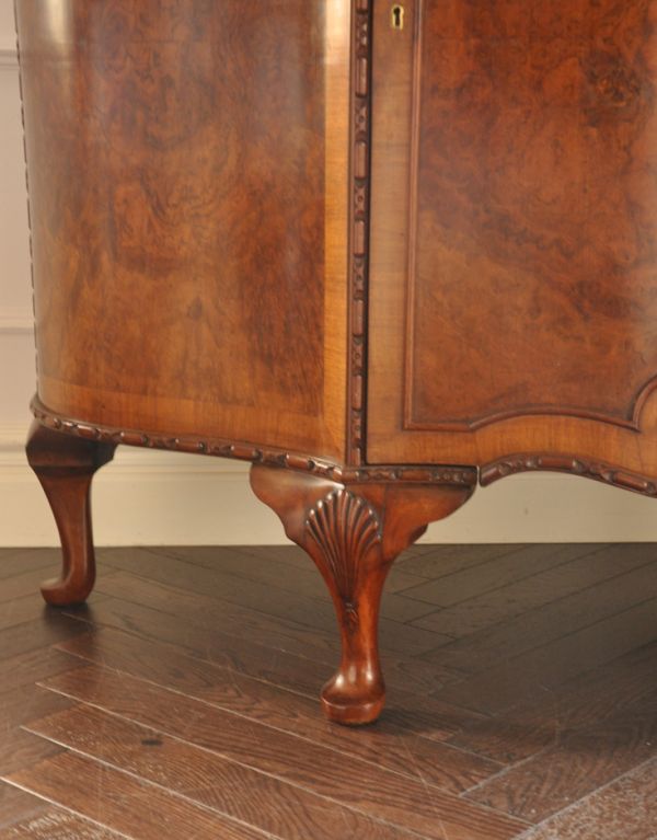 アンティークのキャビネット　アンティーク家具　ウォルナット材のアンティーク家具、スラッと脚長のカップボード。しっかりとした安定感があります。(k-1178-f)