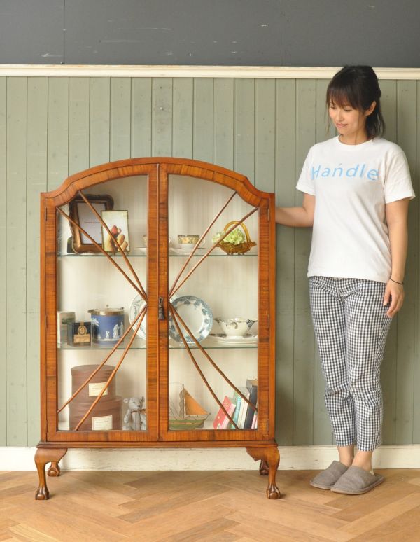アンティークのキャビネット　アンティーク家具　英国スタイルのアンティーク家具、ウォルナット材のキレイなガラスキャビネット。ショーケースのように、お気に入りの雑貨や食器を並べてみましょう。(k-1180-f)