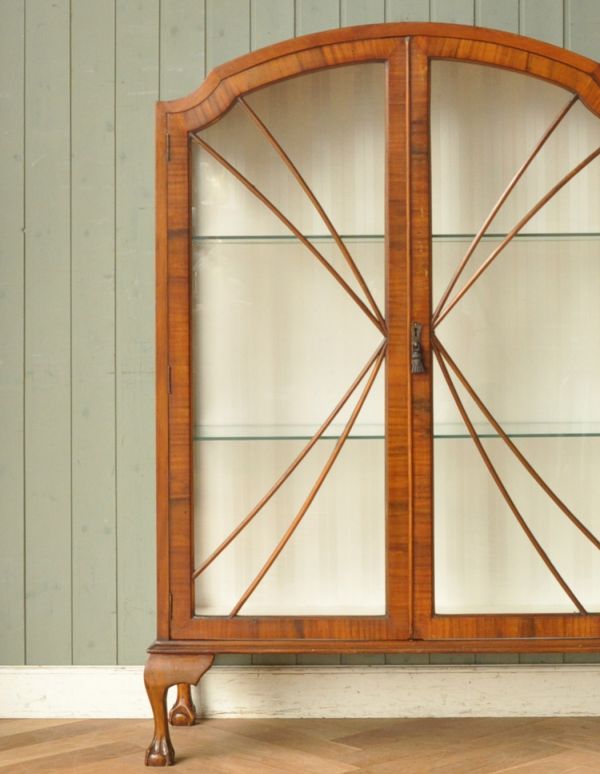 アンティークのキャビネット　アンティーク家具　英国スタイルのアンティーク家具、ウォルナット材のキレイなガラスキャビネット。どんなものを飾っても、素敵に見えてしまうキャビネット。(k-1180-f)