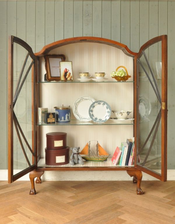 アンティークのキャビネット　アンティーク家具　英国スタイルのアンティーク家具、ウォルナット材のキレイなガラスキャビネット。棚板は２枚です。(k-1180-f)