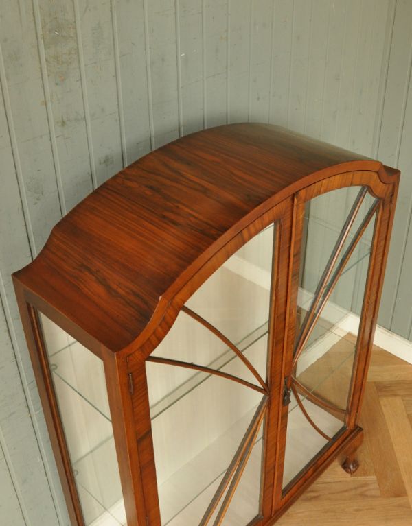 アンティークのキャビネット　アンティーク家具　英国スタイルのアンティーク家具、ウォルナット材のキレイなガラスキャビネット。天板もキレイな状態で仕上げてあります。(k-1180-f)