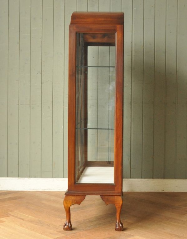 アンティークのキャビネット　アンティーク家具　英国スタイルのアンティーク家具、ウォルナット材のキレイなガラスキャビネット。サイドもガラスなので、どこから見ても美しいです！しっかり作られているので、安心してお使いいただけます。(k-1180-f)