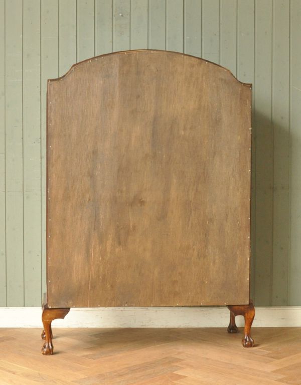 アンティークのキャビネット　アンティーク家具　英国スタイルのアンティーク家具、ウォルナット材のキレイなガラスキャビネット。キチンとメンテナンスしてあるので、裏側もキレイです。(k-1180-f)