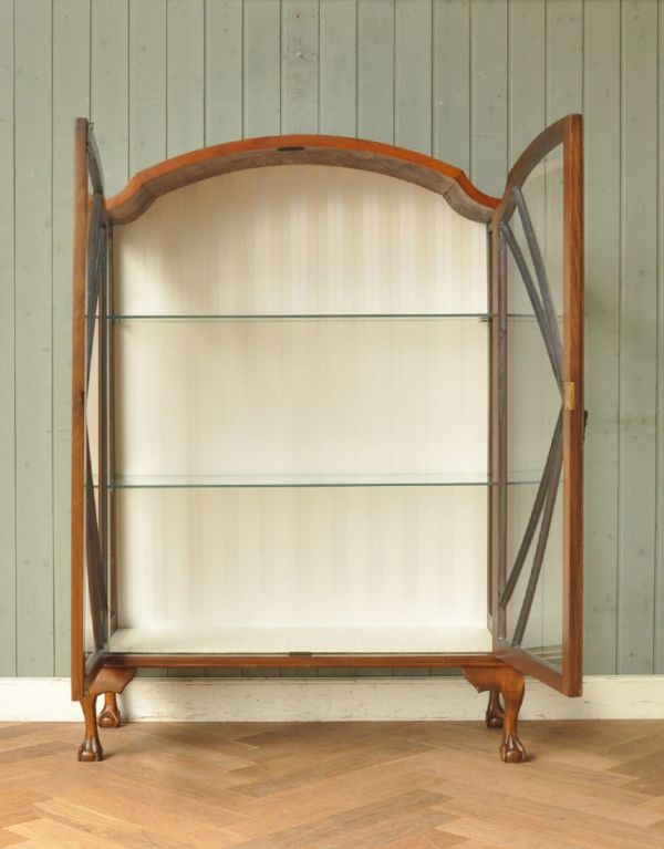 アンティークのキャビネット　アンティーク家具　英国スタイルのアンティーク家具、ウォルナット材のキレイなガラスキャビネット。中も美しい状態です。(k-1180-f)