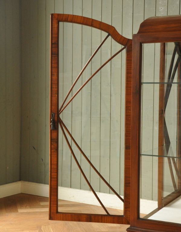 アンティークのキャビネット　アンティーク家具　英国スタイルのアンティーク家具、ウォルナット材のキレイなガラスキャビネット。ガラスももちろん当時のもの。(k-1180-f)