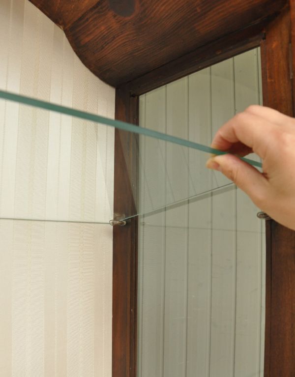 アンティークのキャビネット　アンティーク家具　英国スタイルのアンティーク家具、ウォルナット材のキレイなガラスキャビネット。ガラスの棚板は可動です。(k-1180-f)