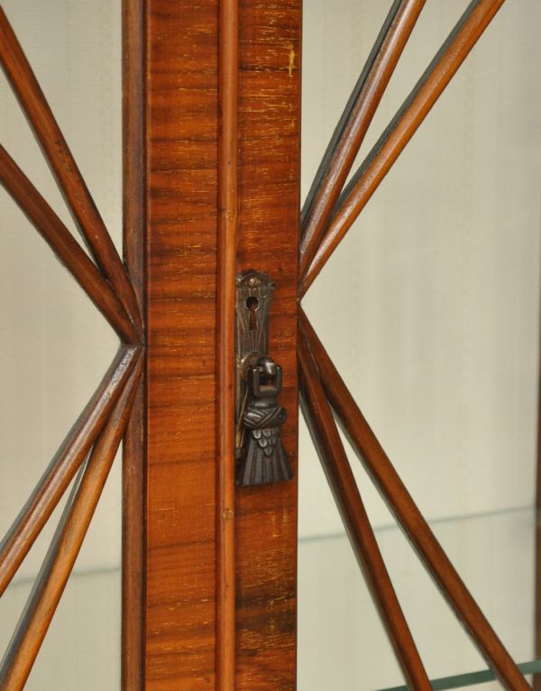 アンティークのキャビネット　アンティーク家具　英国スタイルのアンティーク家具、ウォルナット材のキレイなガラスキャビネット。小さな取っ手も付いています。(k-1180-f)