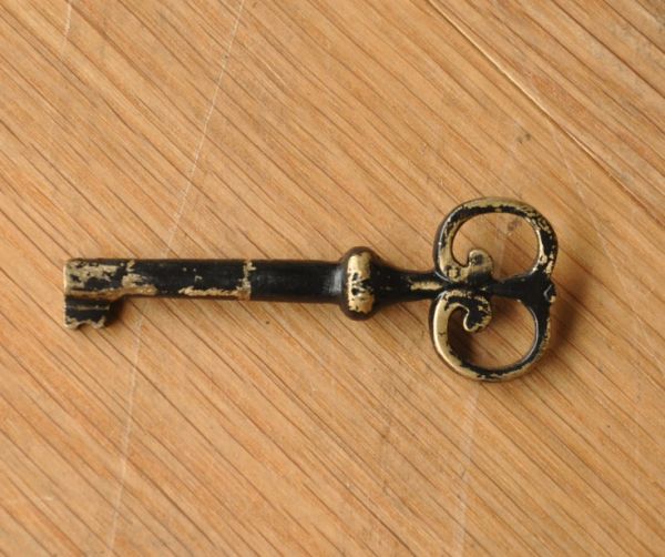 アンティークのキャビネット　アンティーク家具　英国スタイルのアンティーク家具、ウォルナット材のキレイなガラスキャビネット。このまま飾っておいても素敵なアンティークの鍵付きです。(k-1180-f)