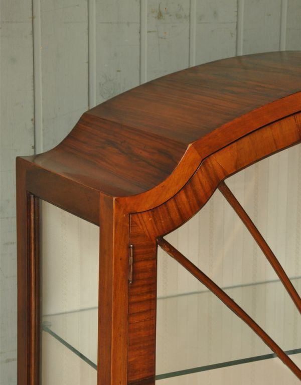 アンティークのキャビネット　アンティーク家具　英国スタイルのアンティーク家具、ウォルナット材のキレイなガラスキャビネット。木の装飾が上品なアクセントになっています。(k-1180-f)