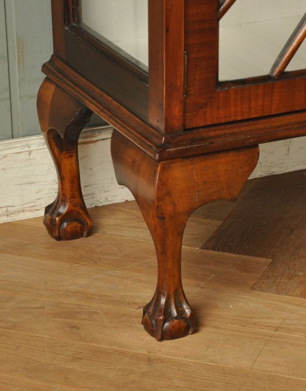 アンティークのキャビネット　アンティーク家具　英国スタイルのアンティーク家具、ウォルナット材のキレイなガラスキャビネット。安定感のある脚がしっかり支えます。(k-1180-f)