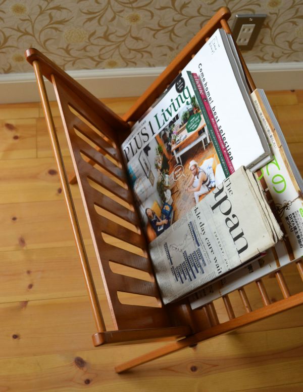マガジンラック　アンティーク家具　北欧テイストの畳める収納家具、アンティークのマガジンラック。中までしっかりとお手入れしています。(k-1181-f)