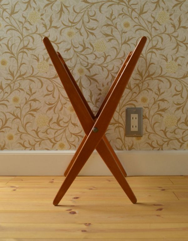 マガジンラック　アンティーク家具　北欧テイストの畳める収納家具、アンティークのマガジンラック。スマートなので、どこに置いても邪魔になることはありません。(k-1181-f)