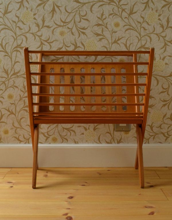 マガジンラック　アンティーク家具　北欧テイストの畳める収納家具、アンティークのマガジンラック。専門の職人によってお直ししていますが、アンティークは新品ではありません。(k-1181-f)