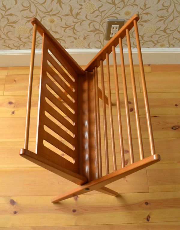 マガジンラック　アンティーク家具　北欧テイストの畳める収納家具、アンティークのマガジンラック。シンプルな作りでスッキリしています。(k-1181-f)