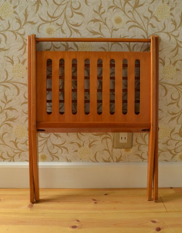 マガジンラック　アンティーク家具　北欧テイストの畳める収納家具、アンティークのマガジンラック。使わないときは畳んでしまえます。(k-1181-f)