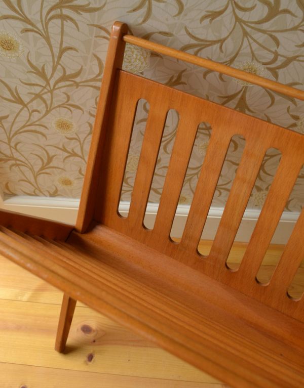 マガジンラック　アンティーク家具　北欧テイストの畳める収納家具、アンティークのマガジンラック。木の質感を感じながら使えます。(k-1181-f)