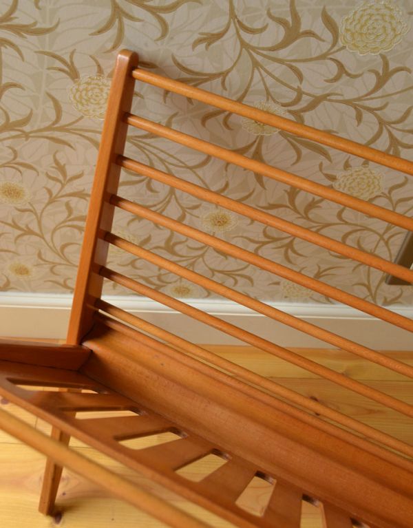 マガジンラック　アンティーク家具　北欧テイストの畳める収納家具、アンティークのマガジンラック。反対側は柵のデザインです。(k-1181-f)