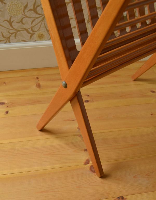 マガジンラック　アンティーク家具　北欧テイストの畳める収納家具、アンティークのマガジンラック。しっかりメンテナンスしてありますのでご安心ください。(k-1181-f)