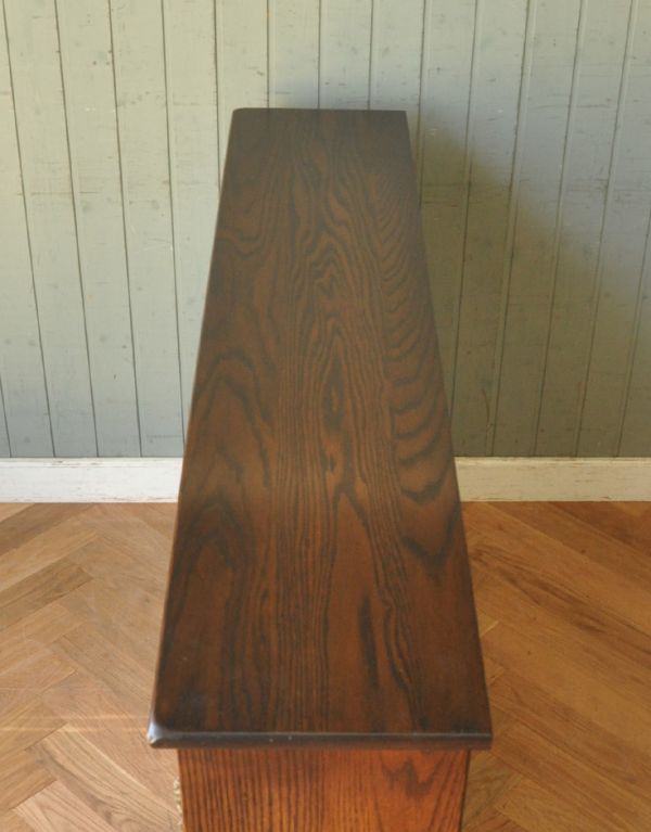 アンティークのキャビネット　アンティーク家具　飾り棚にもなるアンティークの英国家具、オーク材のブックケース（本棚）。ピカピカにお直ししました。(k-1182-f)