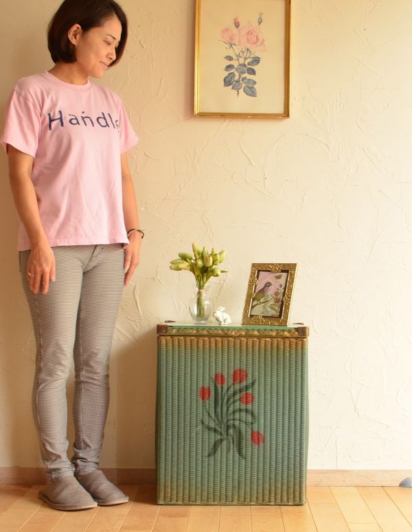 ロイドルーム　アンティーク家具　イギリスのアンティーク家具、チューリップが可愛いロイドルームランドリーボックス（グリーン）。場所もとらないので、お部屋の空いたスペースに置いてみて下さい。(k-1183-f)