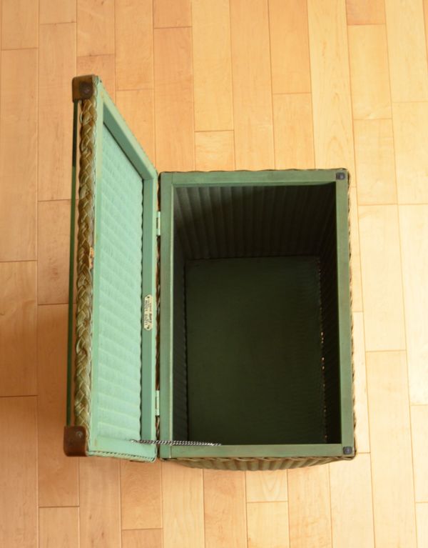 ロイドルーム　アンティーク家具　イギリスのアンティーク家具、チューリップが可愛いロイドルームランドリーボックス（グリーン）。中も修復してあるので、実用的になんでも入れて頂けます。(k-1183-f)