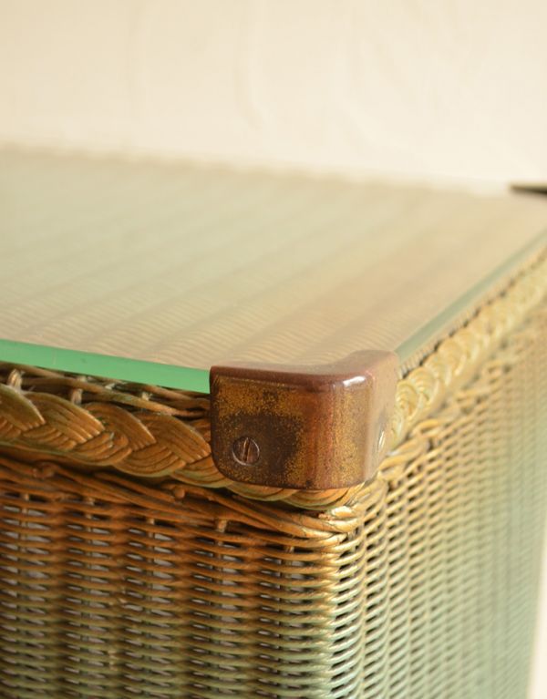 ロイドルーム　アンティーク家具　イギリスのアンティーク家具、チューリップが可愛いロイドルームランドリーボックス（グリーン）。天板のガラス板は、しっかりと金具で固定されているので、安定感があります。(k-1183-f)