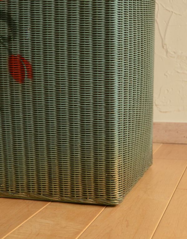 ロイドルーム　アンティーク家具　イギリスのアンティーク家具、チューリップが可愛いロイドルームランドリーボックス（グリーン）。底もしっかりとした安定感があります。(k-1183-f)