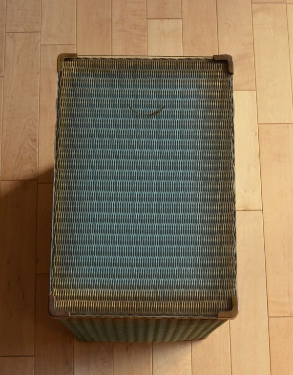 ロイドルーム　アンティーク家具　イギリスのアンティーク家具、チューリップが可愛いロイドルームランドリーボックス（グリーン）。天板のガラスもキレイな状態です。(k-1183-f)