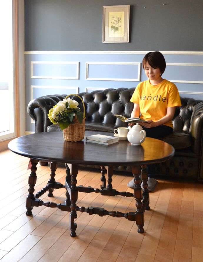 アーコールの家具　アンティーク家具　北欧スタイルにも合う英国アンティーク家具、美しい脚のアーコールのコーヒーテーブル。お茶をするテーブルにピッタリ！もちろん閉じたままでもお使い頂けます。(k-1184-f)