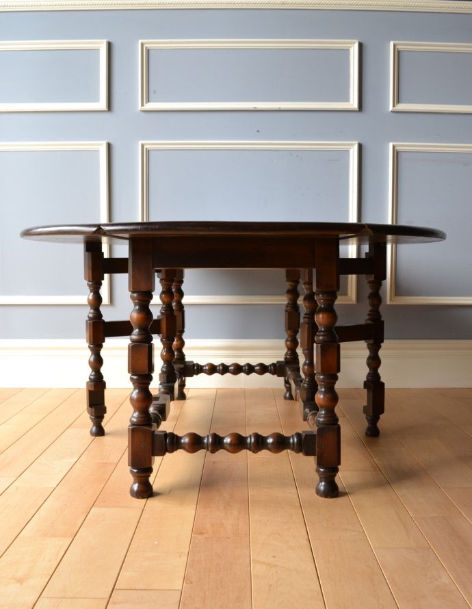 アーコールの家具　アンティーク家具　北欧スタイルにも合う英国アンティーク家具、美しい脚のアーコールのコーヒーテーブル。２〜５人で使える大きさです。(k-1184-f)