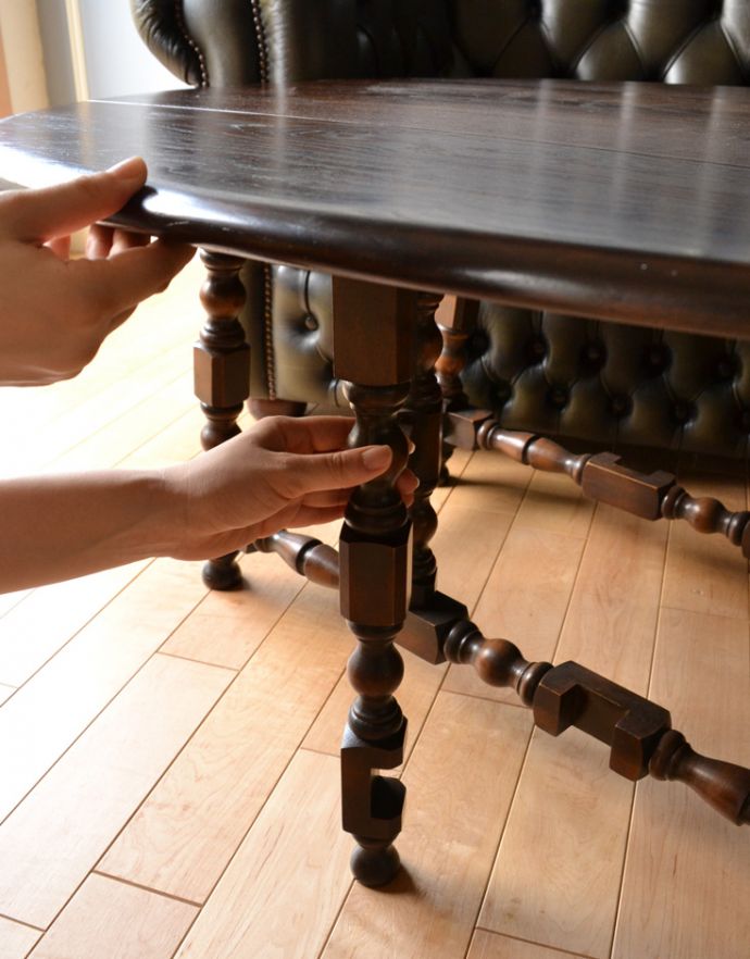 アーコールの家具　アンティーク家具　北欧スタイルにも合う英国アンティーク家具、美しい脚のアーコールのコーヒーテーブル。脚を引っ張り出すだけなので、組み立ても簡単！女性の力で大丈夫です。(k-1184-f)