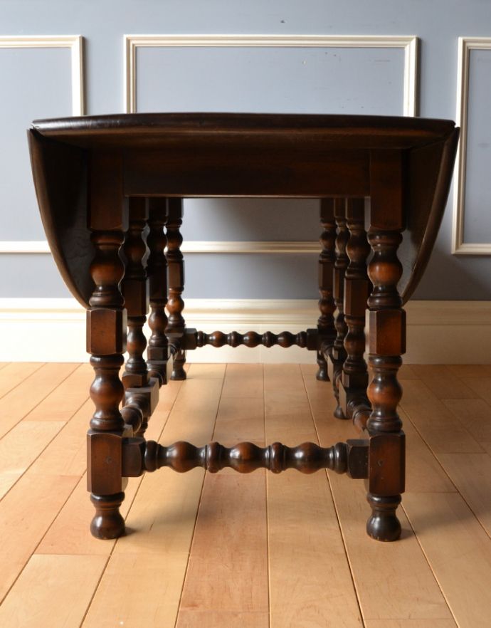 アーコールの家具　アンティーク家具　北欧スタイルにも合う英国アンティーク家具、美しい脚のアーコールのコーヒーテーブル。片面のみ開いて使うこともできます。(k-1184-f)