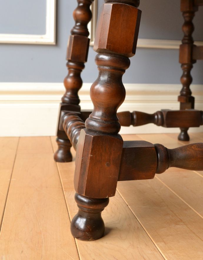 アーコールの家具　アンティーク家具　北欧スタイルにも合う英国アンティーク家具、美しい脚のアーコールのコーヒーテーブル。丸い足先が可愛いです。(k-1184-f)