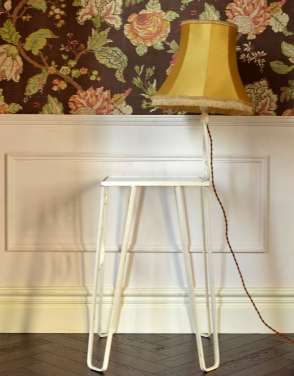 ロイドテーブル　アンティーク家具　フランスのアンティーク家具、照明付きのアイアン製サイドテーブル（ナイトテーブル）。サイドから見ても美しいデザイン。(k-1185-f)