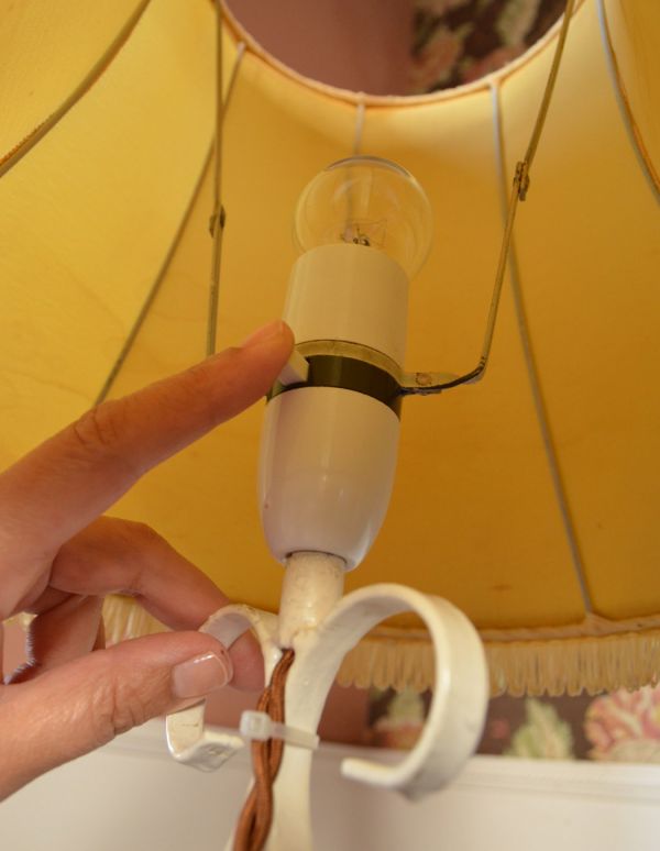 ロイドテーブル　アンティーク家具　フランスのアンティーク家具、照明付きのアイアン製サイドテーブル（ナイトテーブル）。スイッチはソケットの下にあります。(k-1185-f)