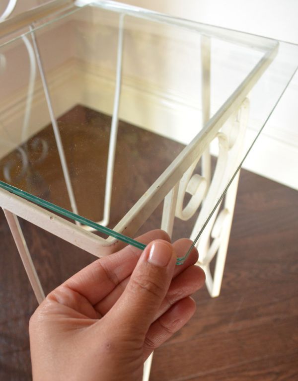 ロイドテーブル　アンティーク家具　フランスのアンティーク家具、照明付きのアイアン製サイドテーブル（ナイトテーブル）。天板は取り外しできるようになっているので、模様替えやお手入れの際も嬉しいですよね。(k-1185-f)