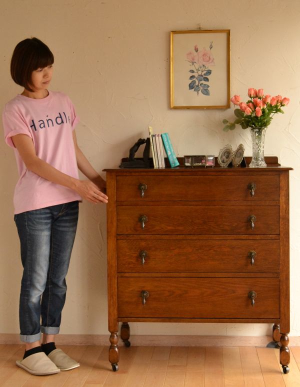 アンティークのチェスト　アンティーク家具　イギリスらしいアンティーク家具、オーク材を使ったチェスト。濃い茶色なので和室にも合いますよ。(k-1187-f)