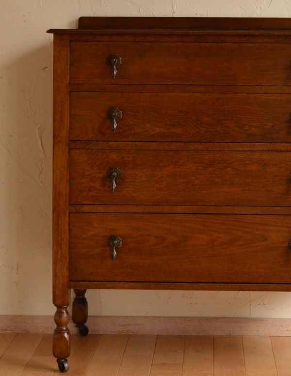 アンティークのチェスト　アンティーク家具　イギリスらしいアンティーク家具、オーク材を使ったチェスト。とても美しいオークの木目です。(k-1187-f)