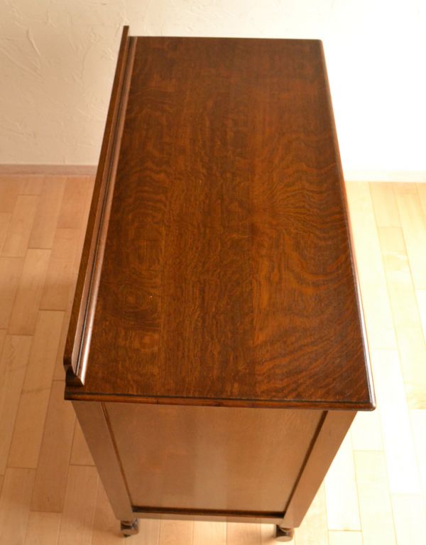 アンティークのチェスト　アンティーク家具　イギリスらしいアンティーク家具、オーク材を使ったチェスト。天板も木目がとってもキレイです。(k-1187-f)