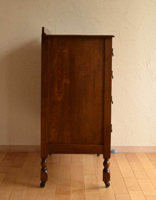 アンティークのチェスト　アンティーク家具　イギリスらしいアンティーク家具、オーク材を使ったチェスト。サイドから見ても絵になります。(k-1187-f)